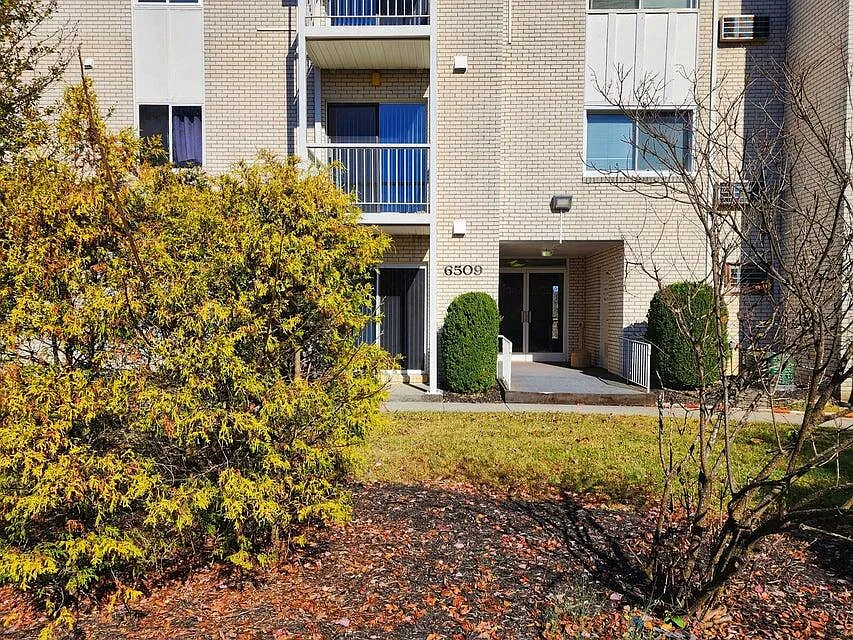 Carefree Place — Photo 1