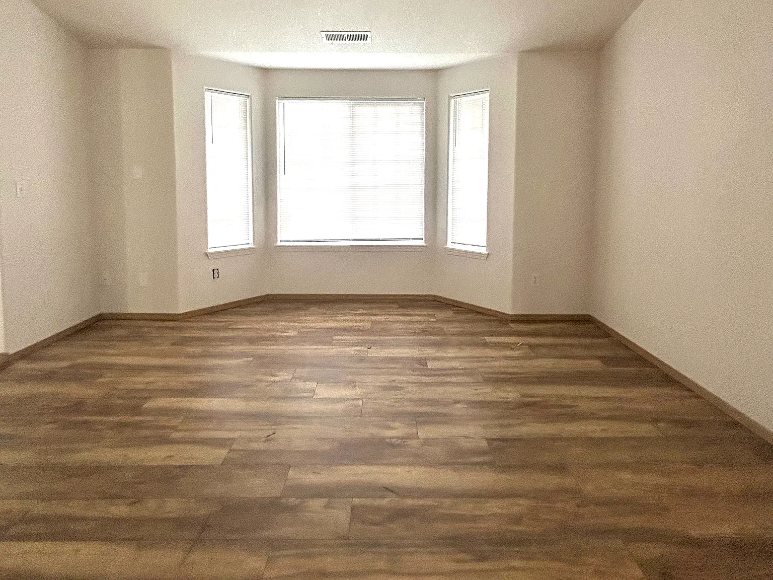 4 bed, 2.5 bath, 2002 sqft, $2,995 — Photo 3