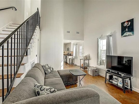 4th image of 2200 Rosewood Ave #D