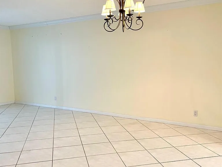 105 Oxford Ct #105-500 — Photo 5
