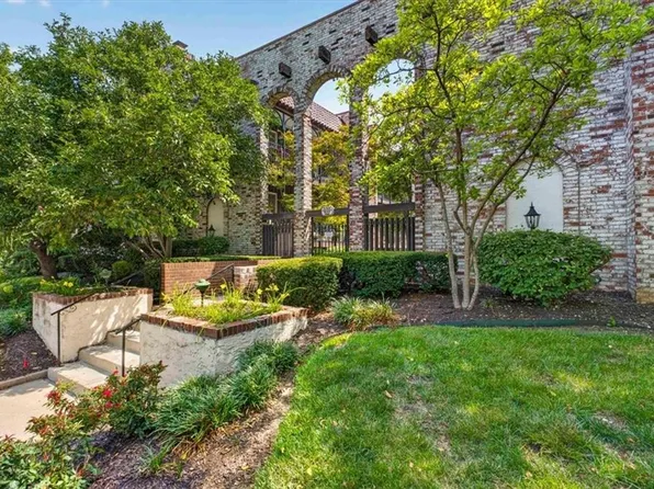 5019 Walnut St APT E, Kansas City, MO 64112