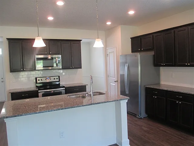 3 bed, 2.0 bath, 1551 sqft, $2,130 — Photo 3