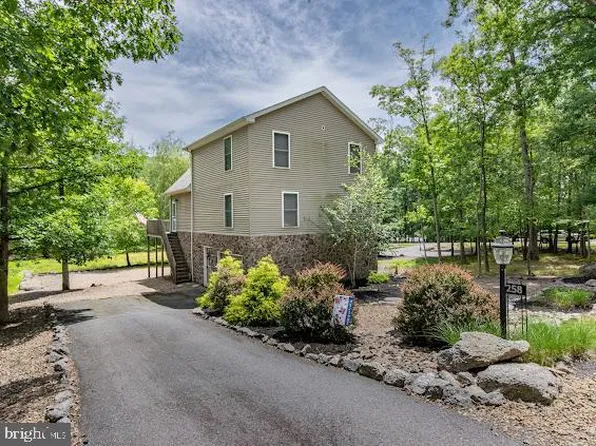 258 W Lake Valley Dr, Hazleton, PA 18202