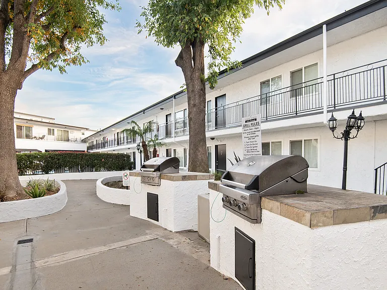 Sunset Ridge at La Crescenta — Photo 9