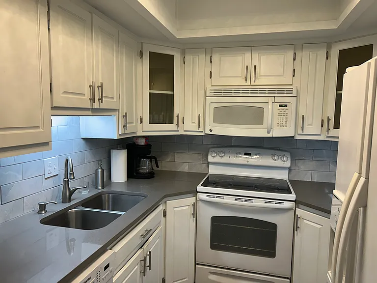 224 Deepwood Dr — Photo 8