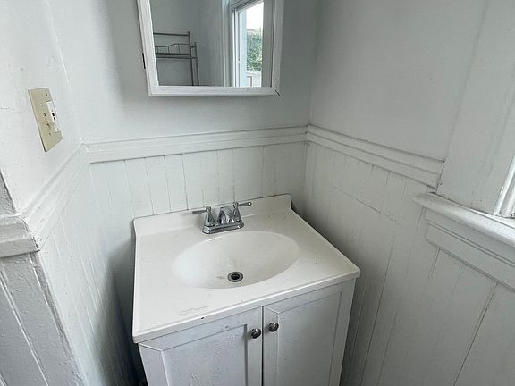 4th image of 554 Washington Ave #1