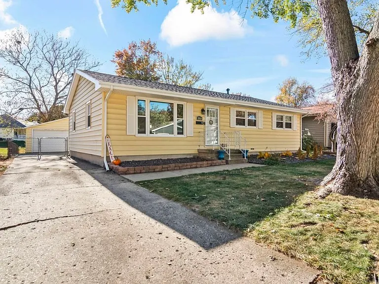 2054 Brentwood Dr — Photo 1