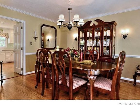 3rd image of 4617 Meadowridge Dr