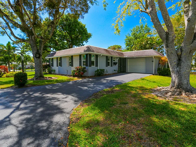 225 Georgetown Blvd — Photo 4
