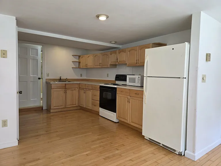 132 1st Crown Point Rd #BASEMENT — Photo 2