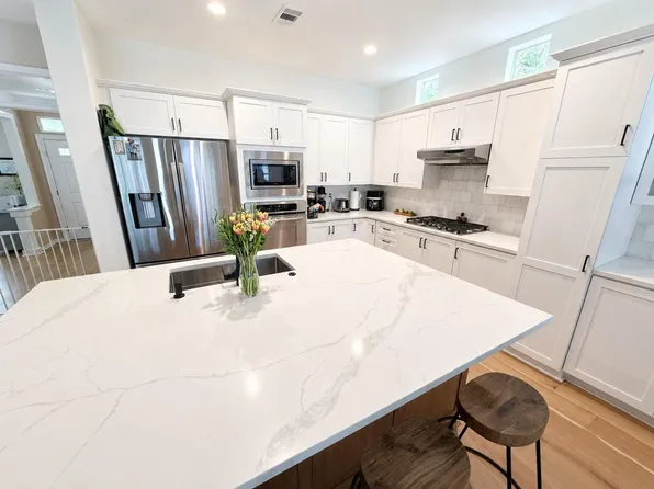 15 S Piney Plains Cir, Spring, TX 77382