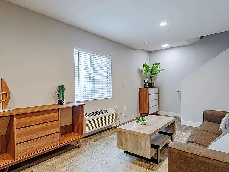 1252 W 37th Dr — Photo 4