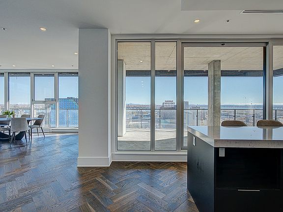 5th image of 101 Rue Peel #2304