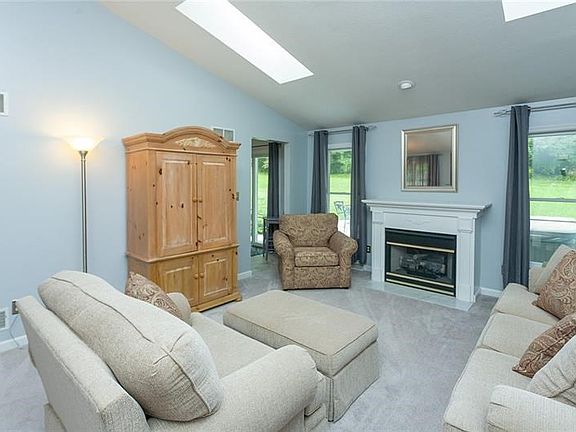 5th image of 140 Rose Ct S