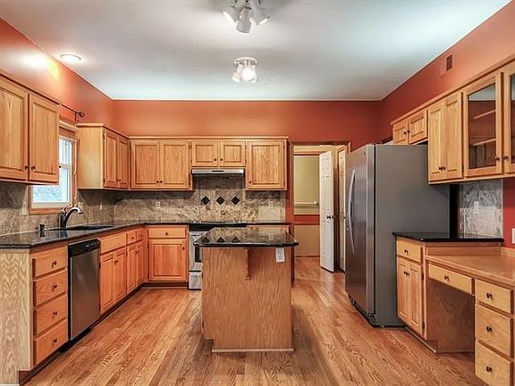 5th image of 15407 Beverly Ct