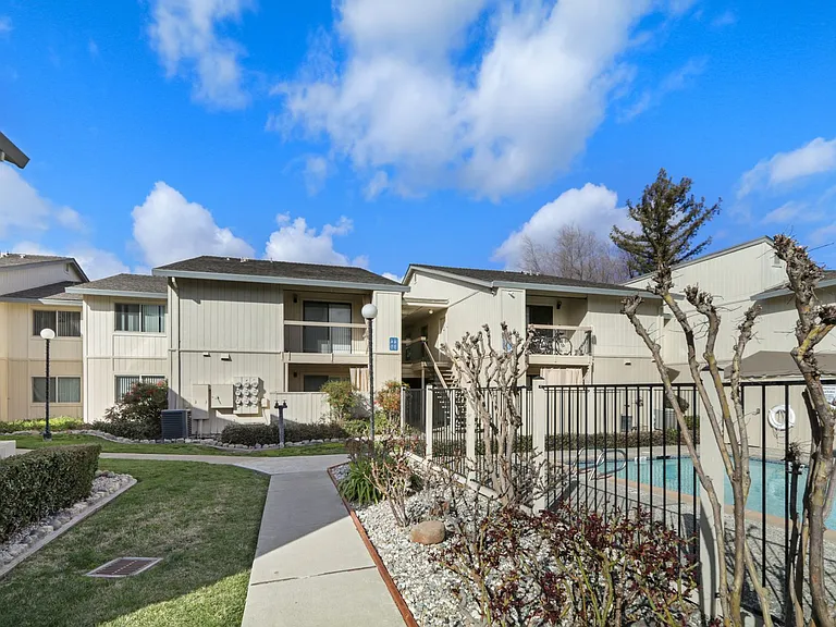 Clubside Apartments — Photo 16