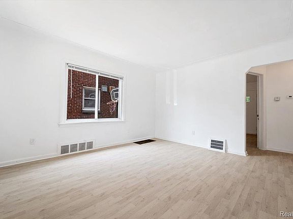 5th image of 14981 Flanders St