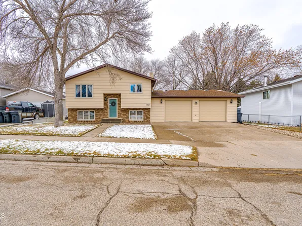 1905 10th Ave SE, Mandan, ND 58554