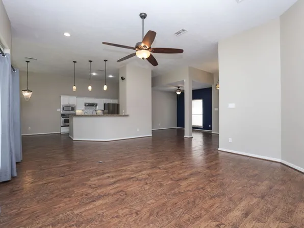 105 Lawrence Marshall Dr, Hempstead, TX 77445
