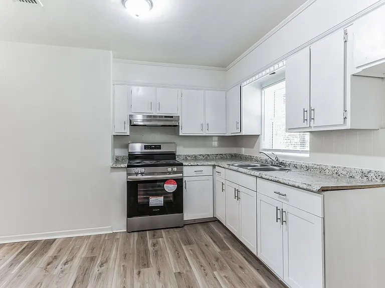 2504 Danson St — Photo 7