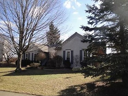1st image of 415 Lakes Edge Dr