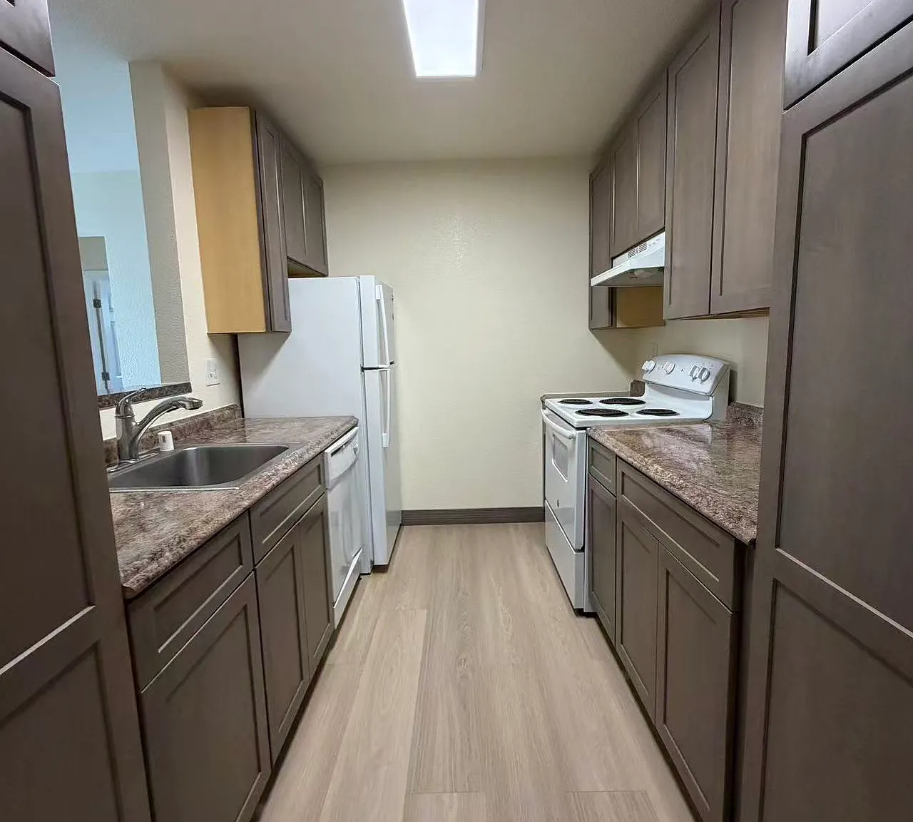 3 bed, 900 sqft, $2,700 — Photo 3