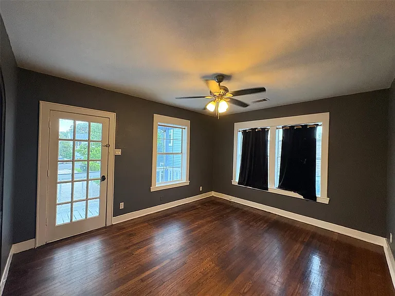 4817 Avenue Q 1/2 — Photo 4