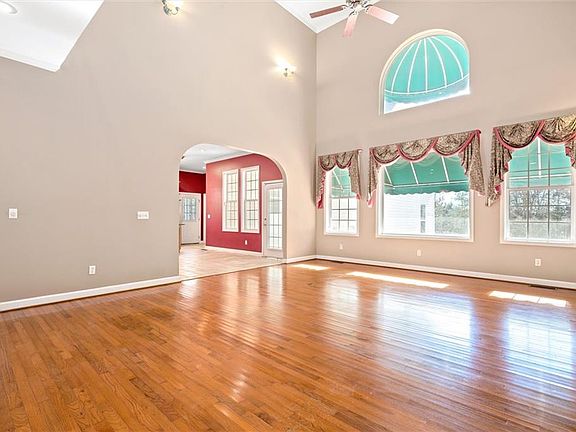 5th image of 350 Hickory Dr