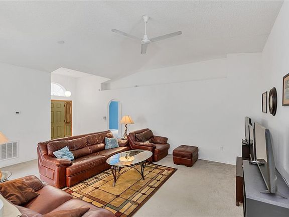 4th image of 324 McKay Blvd