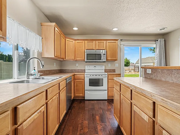 18327 Buckeye Pl — Photo 9