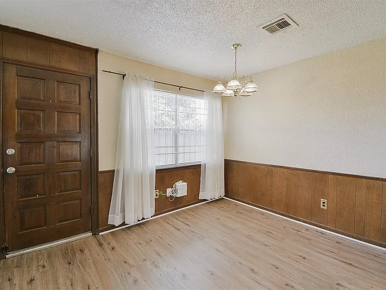 13915 Roundstone Ln — Photo 9