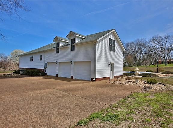 2nd image of 421 Nichols Ln