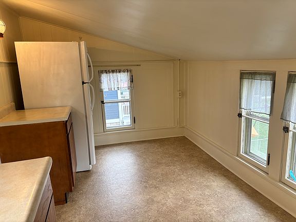 5th image of 943 Sheridan St APT 4