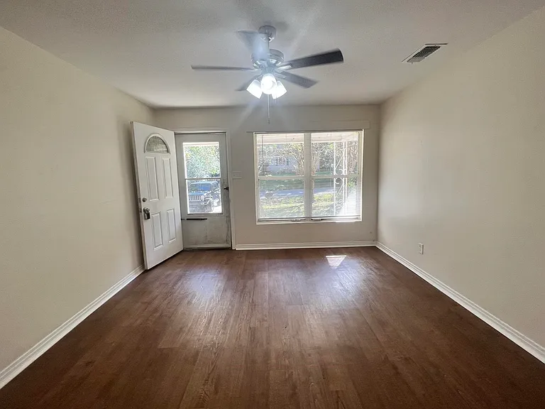 3422 Miami Dr — Photo 4