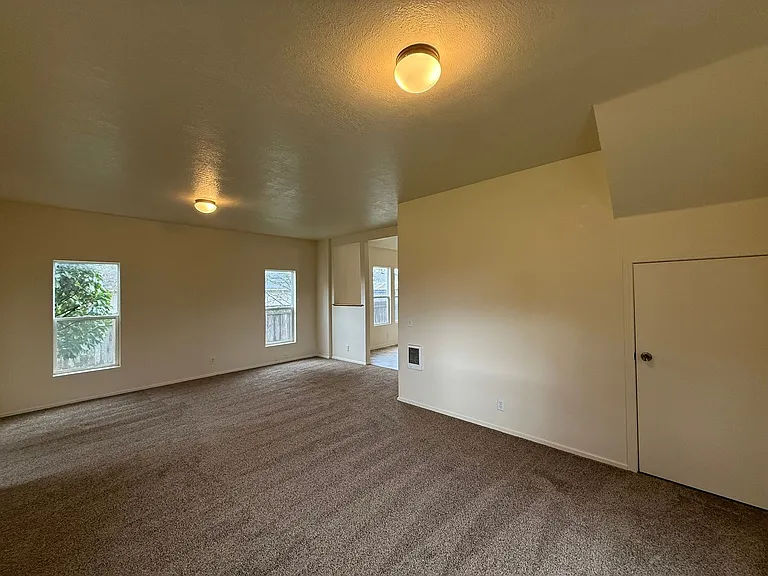 1133 Irvington Dr — Photo 3
