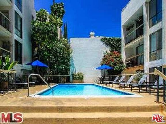 3rd image of 906 N Doheny Dr APT 222