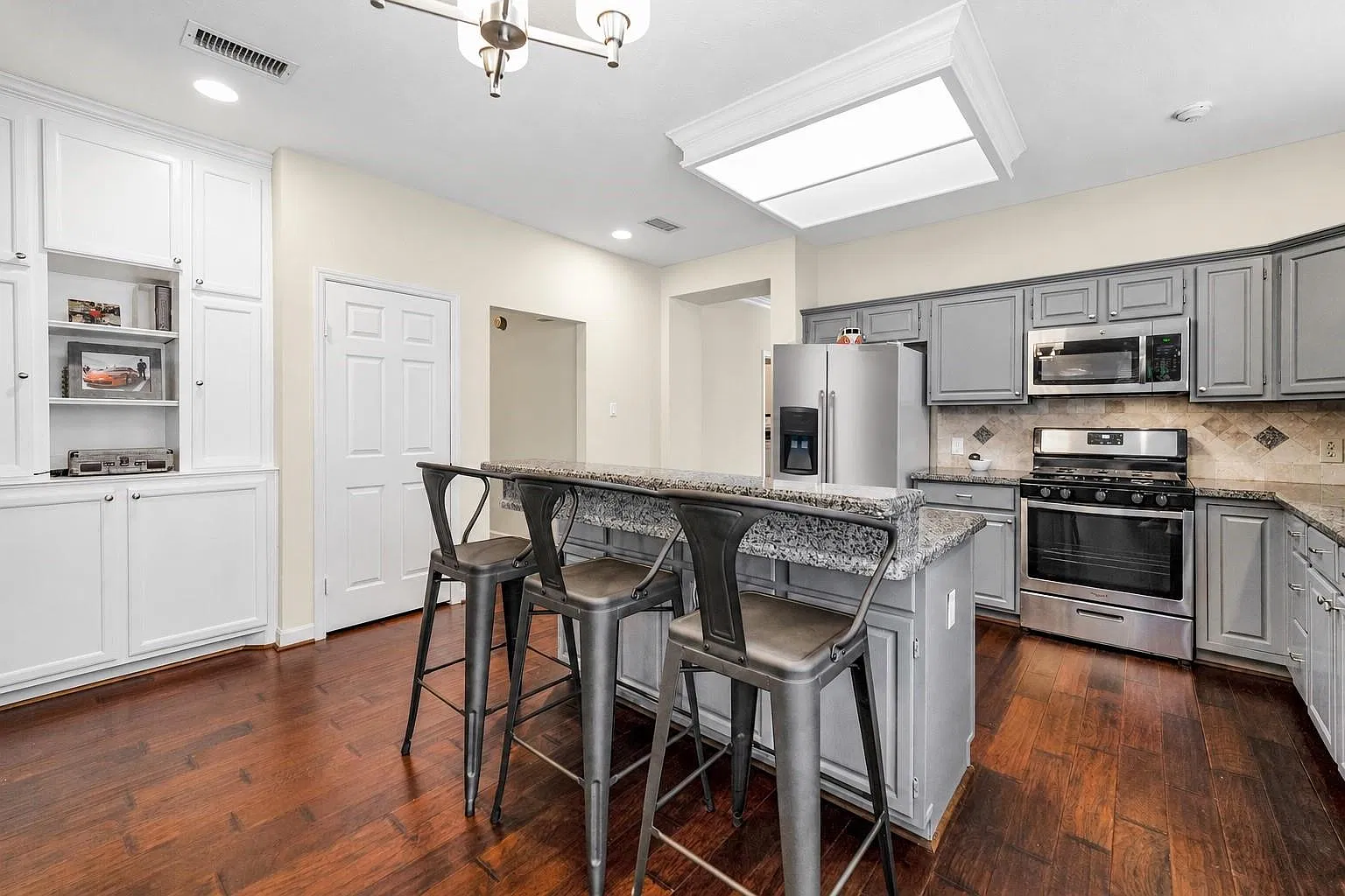 3 bed, 2.0 bath, 1891 sqft, $2,500 — Photo 2