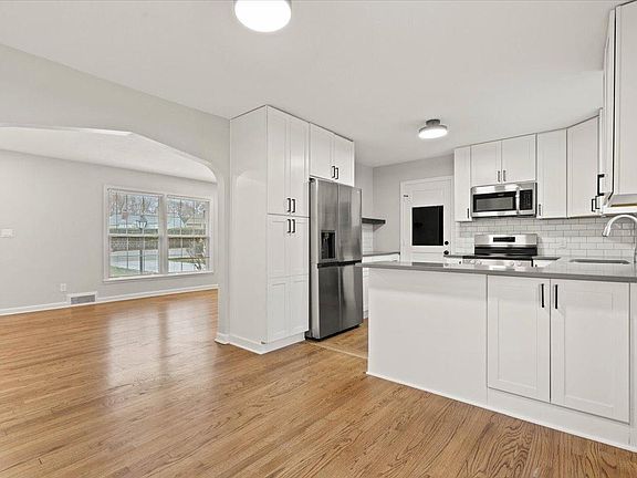 3rd image of 5205 Juniper Dr