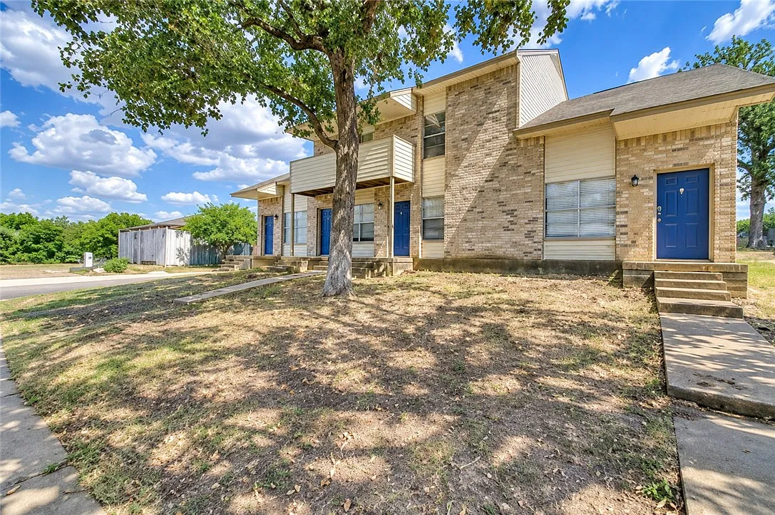 2 bed, 885 sqft, $1,100 — Photo 1