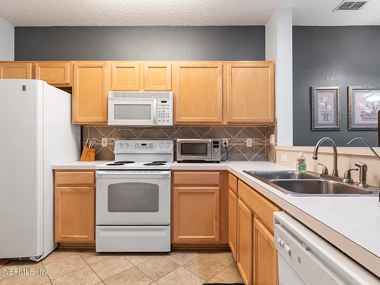 6130 Bartram Village Dr — Photo 10