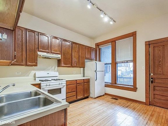 4th image of 913 W Newport Ave #1