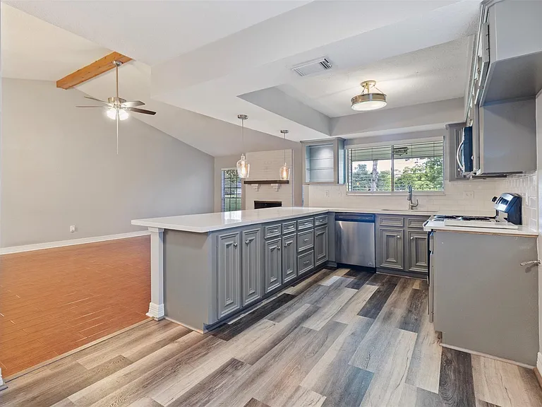 210 Pecan Valley Ct — Photo 9