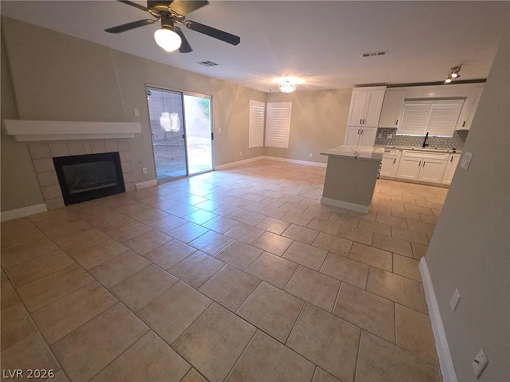 4 bed, 2.5 bath, 2086 sqft, $2,550 — Photo 3
