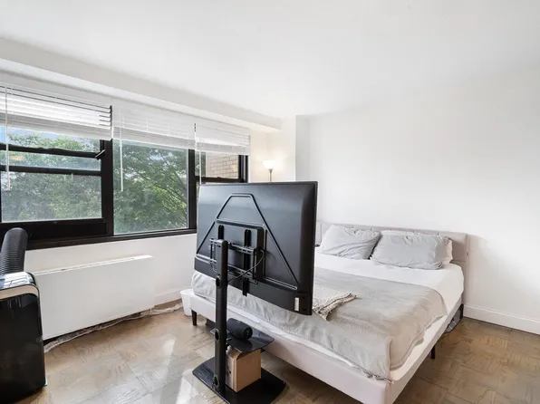 201 Saint Pauls Avenue image 7 of 18