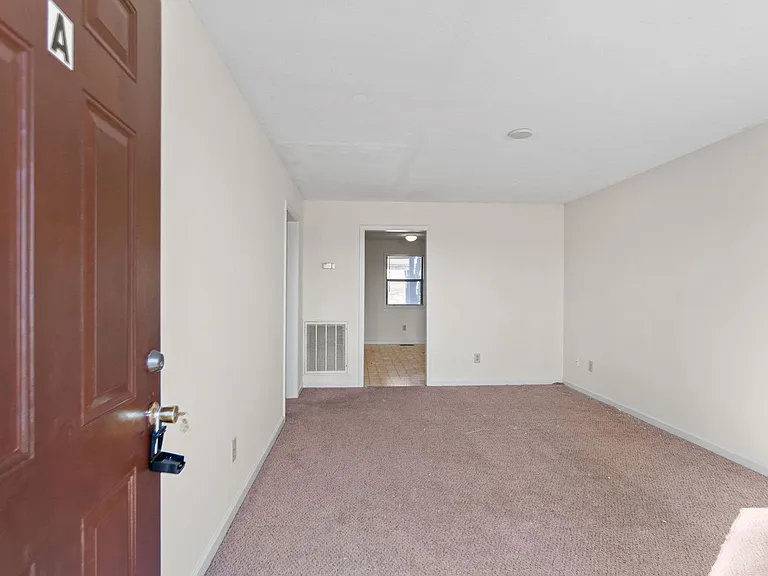 112 Stephanie Dr — Photo 2