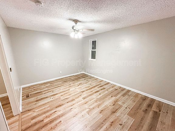 3rd image of 811 Castle View Cir