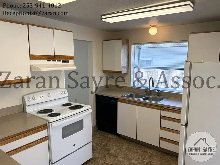 709 9th St SE — Photo 3