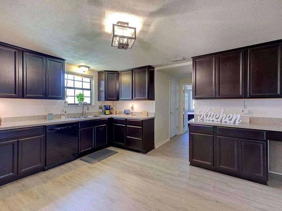 1st image of 322 Gardner Dr NE