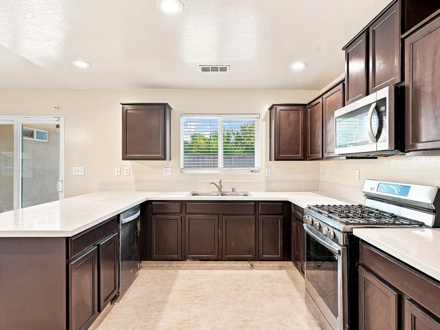 4 bed, 1836 sqft, $2,700 — Photo 4