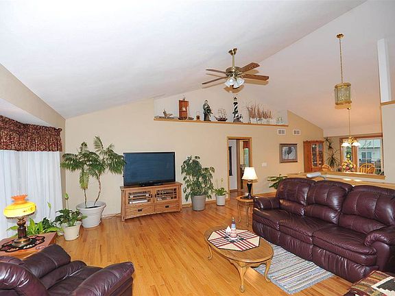4th image of 2062 Essex Dr